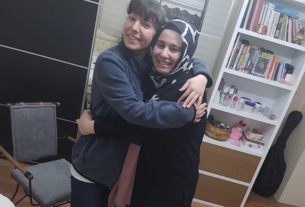 Tahliye edilen Nazan Bozkurt’u Harbiyeli öğrencinin annesi Melek Çetinkaya karşıladı