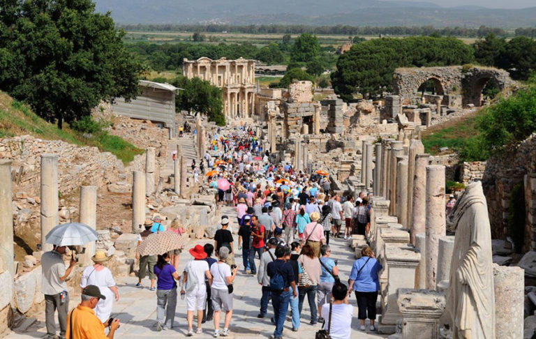Turizm geliri ilk 6 ayda 21,7 milyar dolar oldu