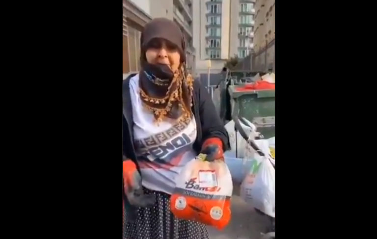 Anneyim ben, 7 çocuğum var; Allah biliyor, ekmeğimi çöpten topluyorum