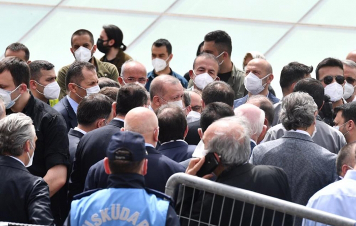 AKP, salgın tedbirlerinden muaf; ‘tam kapanma’ döneminde tam kadro cenaze töreni!
