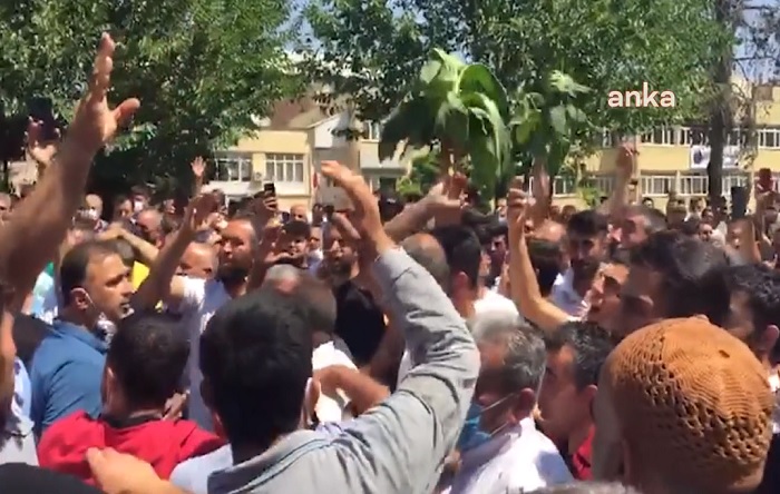 Adıyamanlı tütün üreticileri valiliğe yürüyüp yolu trafiğe kapattı