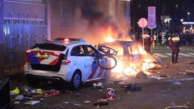 Rotterdam korona önlemleri nedeni ile karıştı; Polis araçları yakıldı, sokaklar savaş alanına döndü