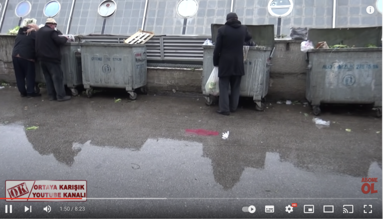 Krizin göstergesi: Çöpten yemek toplayan insanlar