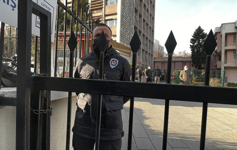Kılıçdaroğlu’nun ziyareti öncesi, MEB’in kapısına zincir vuruldu