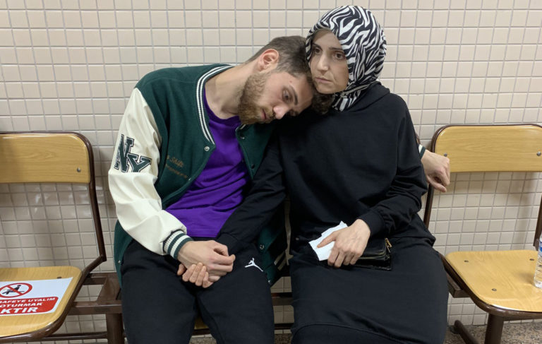 Yeneroğlu’ndan Mustafa Enis paylaşımı: Adalet için bu fotoğrafla yüzleşmeliyiz