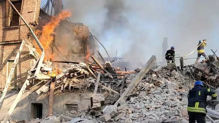 Ukrayna: Rusya okul bombaladı; onlarca kişi enkaz altında