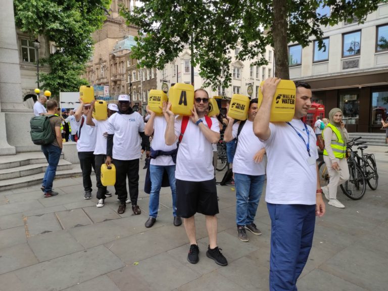 Time to Help gönüllüleri, Londra caddelerinde su bidonlarıyla yürüdü