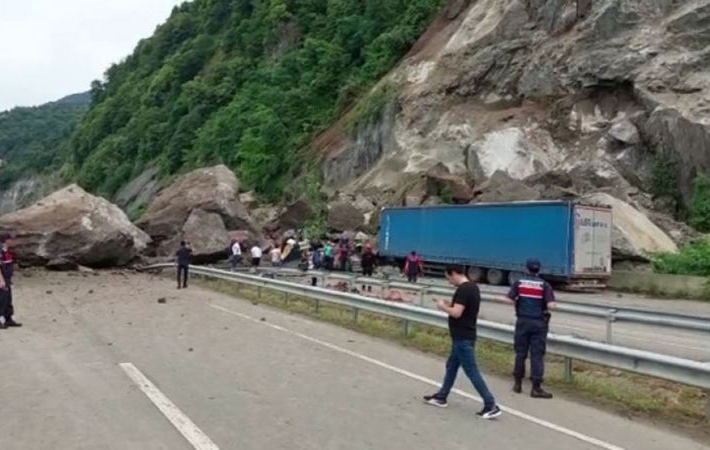 Kemalpaşa’da heyelan; kayalar TIR’ların üzerine yuvarlandı, 1 ölü, 2 yaralı