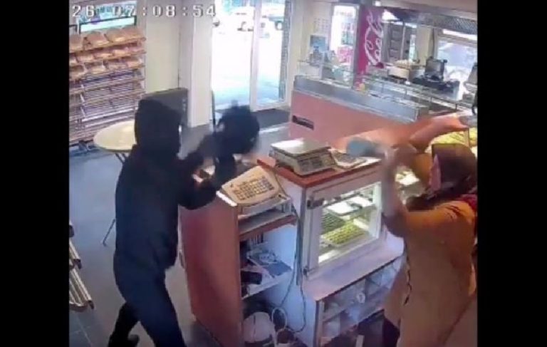 Hollanda’da üç çocuk annesi Latipe Peker, satırlı soyguncuyu toz beziyle kovaladı