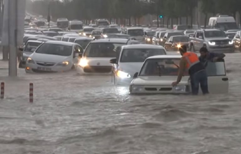 Başkent fırtınaya teslim oldu: Adliyenin tavanı çöktü, AFAD’ın dış cephesi söküldü