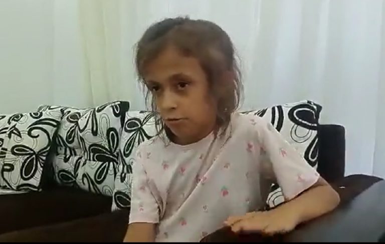 Babası cezaevinde olan yüzde 98 engelli Ayşe Bayrak şarkılarla avunuyor