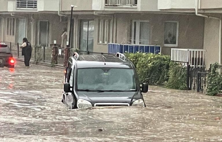 Bursa’yı sağanak yağış vurdu: Sel suları arabaları yuttu