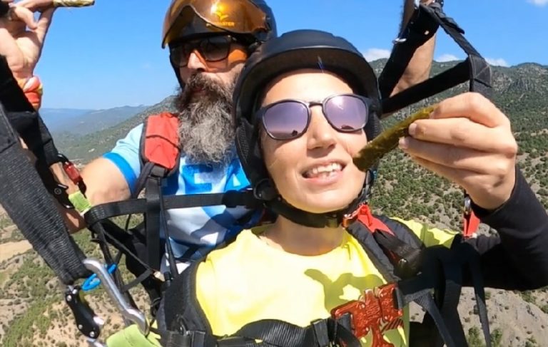 Tokat’ta yamaç paraşütçüleri havada yaprak sarma yedi