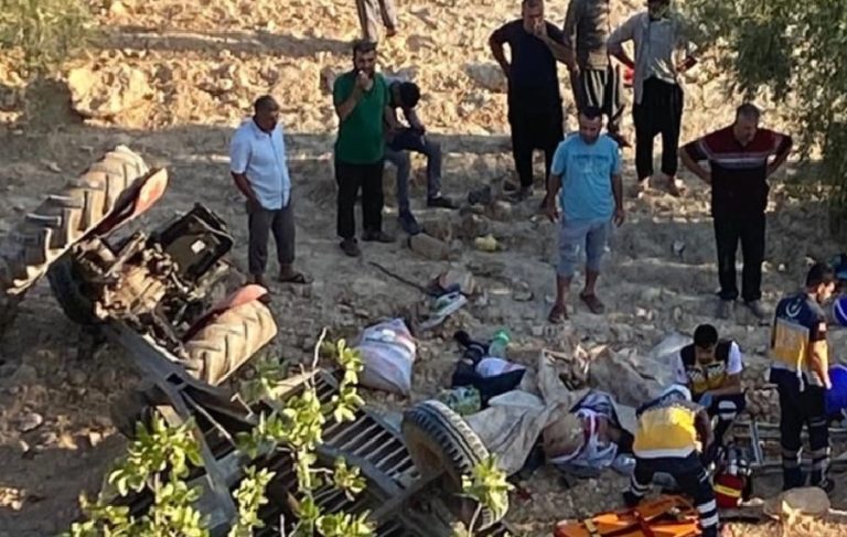 Gaziantep’te işçileri taşıyan traktör şarampole devrildi: 2 ölü, 5 yaralı