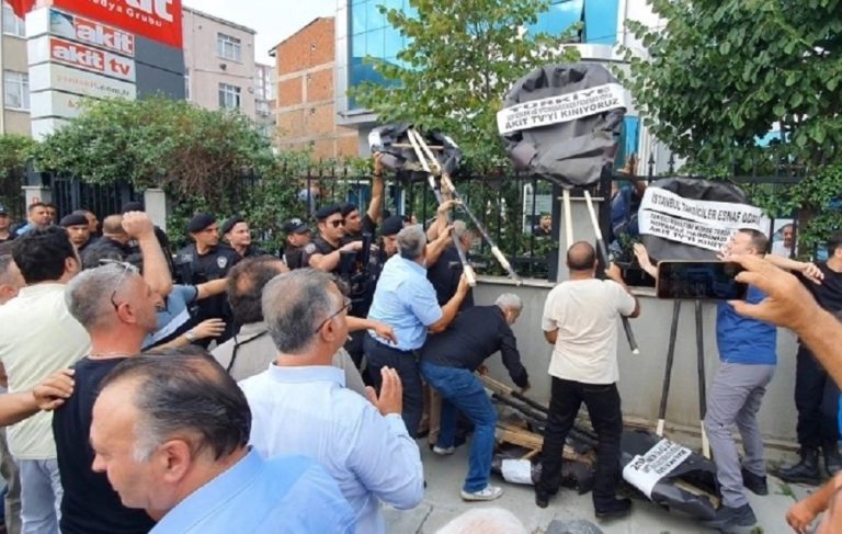 Taksicilerden yandaş Akit’e siyah çelenkli protesto