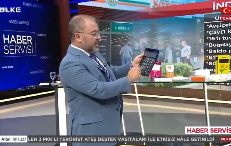 Yandaş sunucu, 1 liralık indirim için hesap makinası kullandı