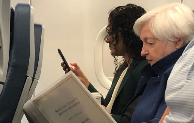 6 trilyon dolara hükmeden ABD Hazine Bakanı Yellen ekonomi sınıfında uçtu