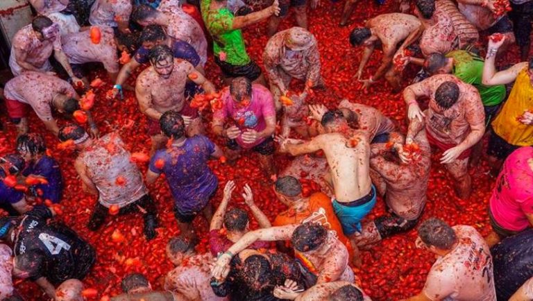 La Tomatina festivalinde 130 ton domates havada uçuştu
