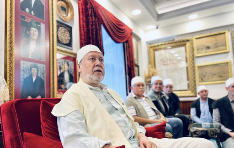 Cerrahi Tekkesi’nin yeni postnişini sanatçı Ahmet Özhan oldu