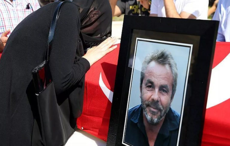 Erol Olçok, 15 Temmuz gecesi köprüde oğlu Abdullah'la birlikte öldürüldü...