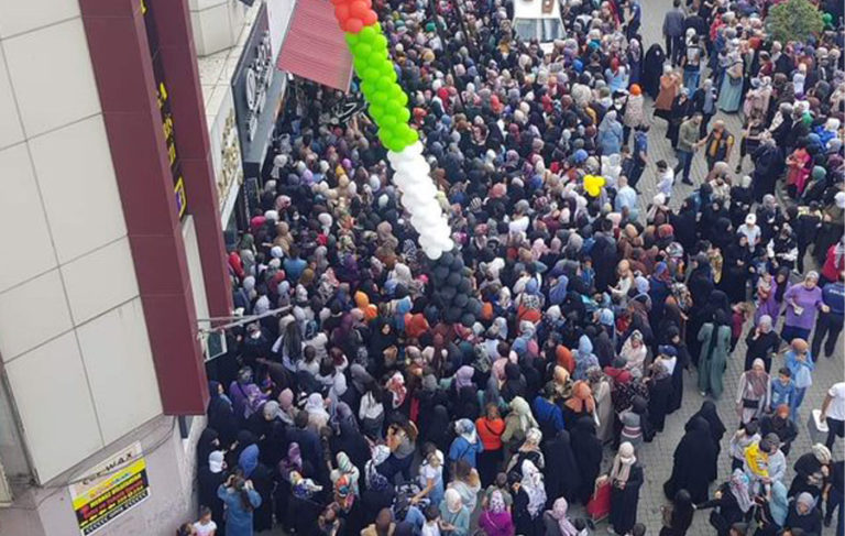 Sultanbeyli’de ‘indirim’ izdihamı; mağaza kepenkleri indirmek zorunda kaldı