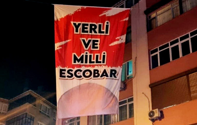 Zafer Partisi Genel Merkezi’ni basan yüzlerce polis ‘Escobar’ pankartını indirdi