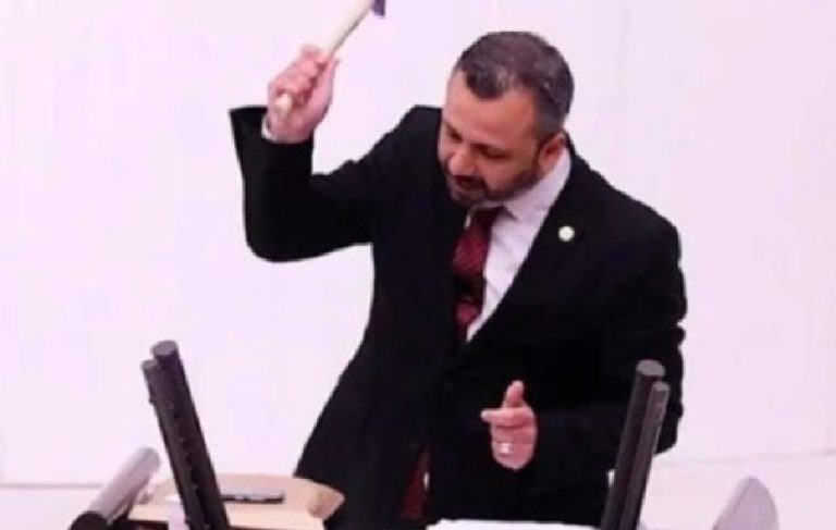 Meclis’te çekiçle telefonunu kıran CHP’li vekile 10 bin lira ceza