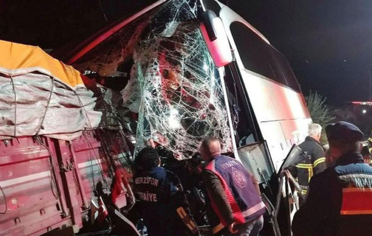 Amasya’da yolcu otobüsü ile TIR çarpıştı: 2 ölü, 20 yaralı