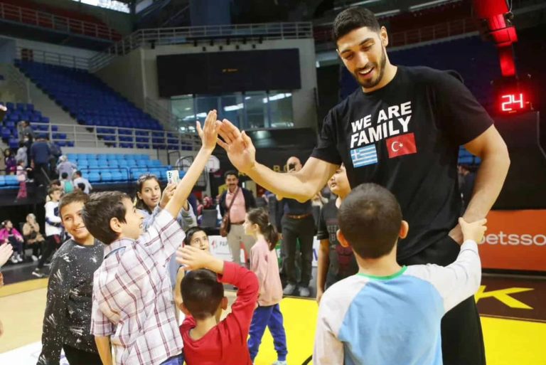 Enes Kanter Atina’da: Mülteci çocuklarla buluştu, PASOK lideri Androulakis ile görüşecek