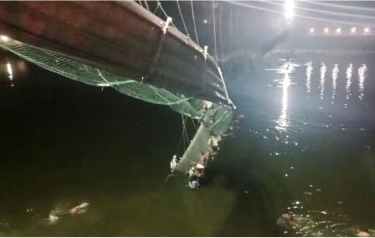 Hindistan’da köprü çöktü; en az 32 ölü