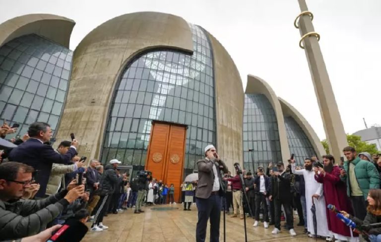 Almanya’da Köln Camii’nde ilk kez hoparlörden ezan okundu
