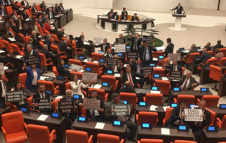 ‘Sansür yasası’ TBMM Genel Kurulu’nda protesto edildi: Yasayı geri çekin!