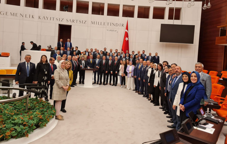 ‘Sansür yasası’ Cumhur İttifakı’nın oyları ile geçti; AKP ve MHP’nin ‘gurur’ pozu!