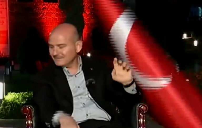 Süleyman Soylu’nun kafasına bayrak düştü