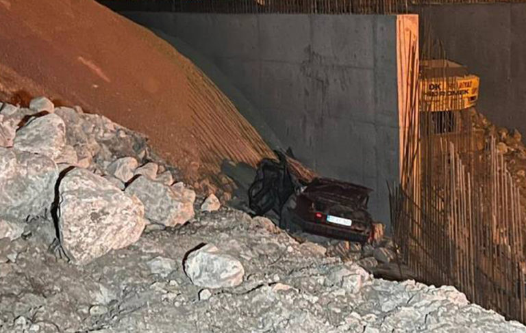 Afyonkarahisar’da 5 metre yükseklikten düşen otomobildeki 4 kişi öldü