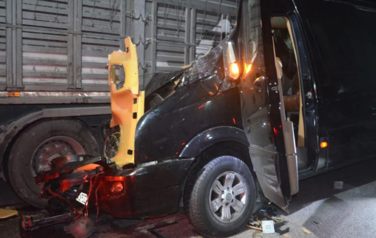 Amasya’da oyuncuları taşıyan minibüs TIR’a çarptı: 3 ölü, 8 yaralı