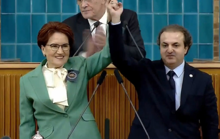 İYİ Parti’ye katılan Baver Miroğlu’nun rozetini Akşener taktı