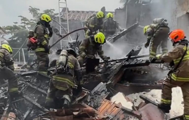 Kolombiya’da uçak düştü: 2’si pilot 8 ölü