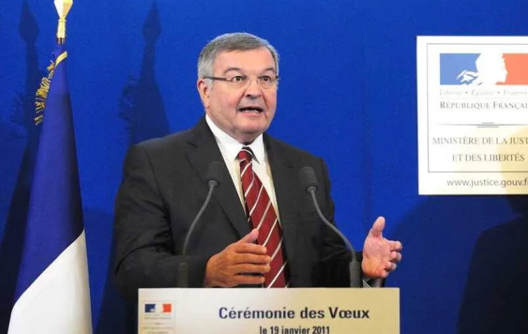 Eski Fransız Bakan kamu fonlarını zimmetine geçirmekle suçlanıyor; eşine, kızına ve hayali asistanına sahte işler vermiş!