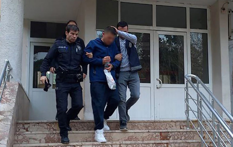İki eşini öldüren şahıs şartlı tahliyeyle salıverilmiş; bir kadını daha katlettiği iddiasıyla tutuklandı