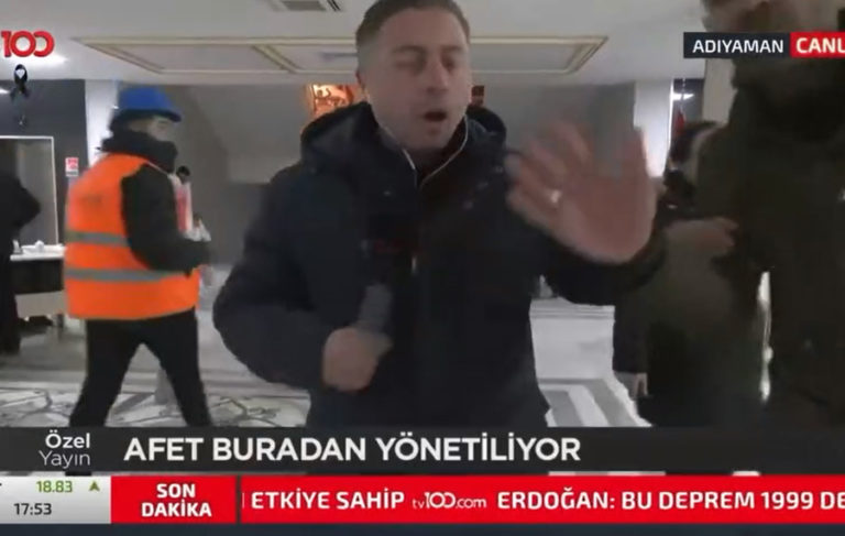 TV100 muhabirinden depremzedeye sansür: Elini itti, mikrofonu sakladı