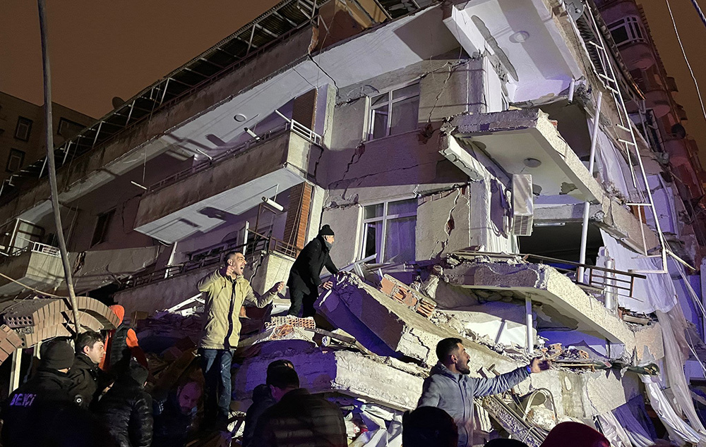 Ä°sias Hotel yerle bir oldu, enkaz altÄ±nda kalanlar var: Daha fazla ...