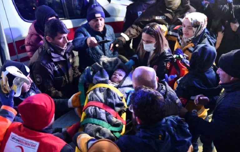 İkiz bebekler 40 saat sonra enkazdan kurtarıldı