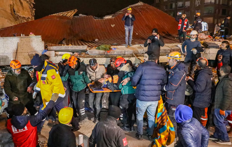 Korkulan oldu; enkazdan çıkarılan bazı vatandaşların donarak öldüğü tespit edildi