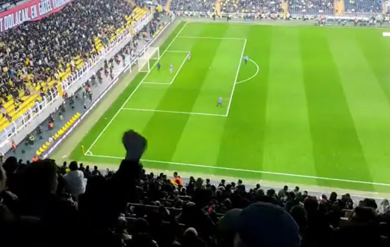 Fenerbahçe tribünleri: ‘Yalan yalan yalan, dolan dolan dolan, 20 sene oldu istifa ulan’