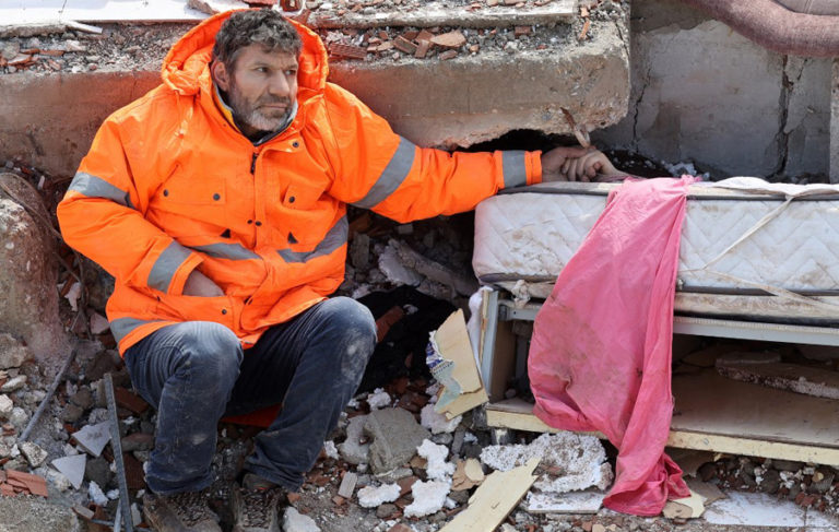 Tarifsiz acı! Depremde ölen kızının elini bırakamadı