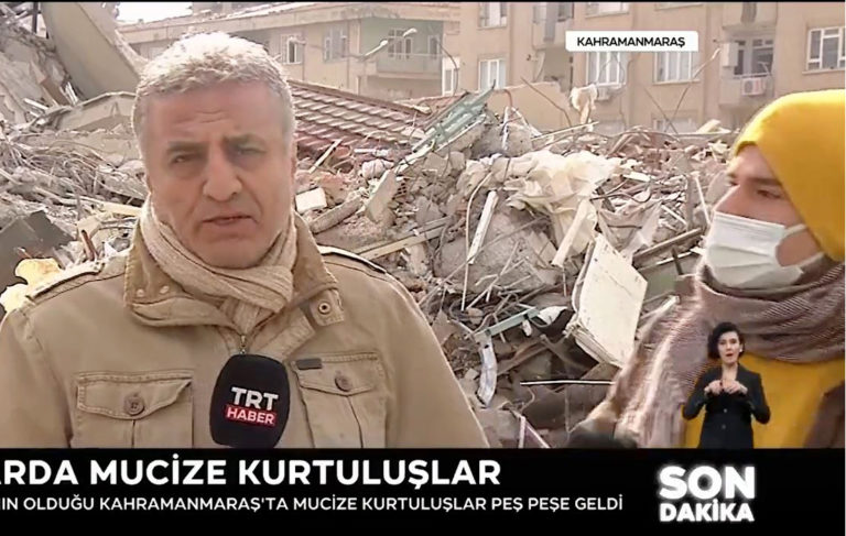 Depremzede vatandaş, “2 gündür yalnız bırakıldık”  deyince TRT yayını kesti!