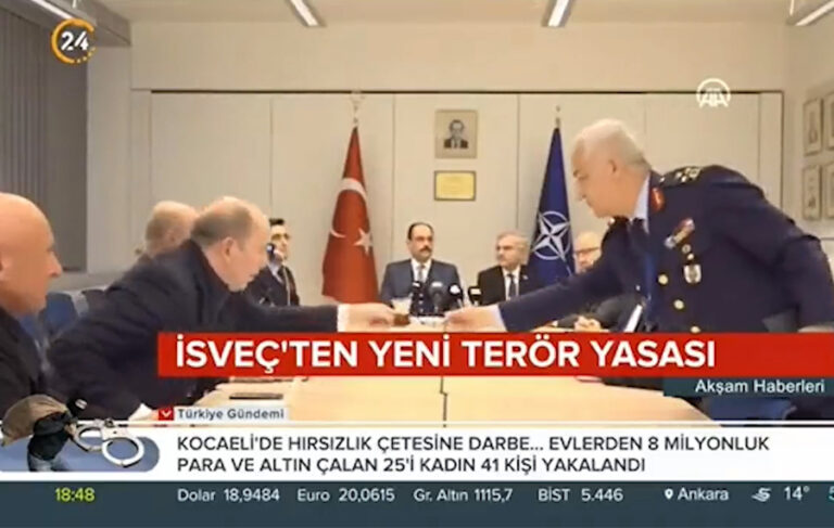NATO toplantısında Tümgeneral Göksel Kahya boş çay bardaklarını topladı
