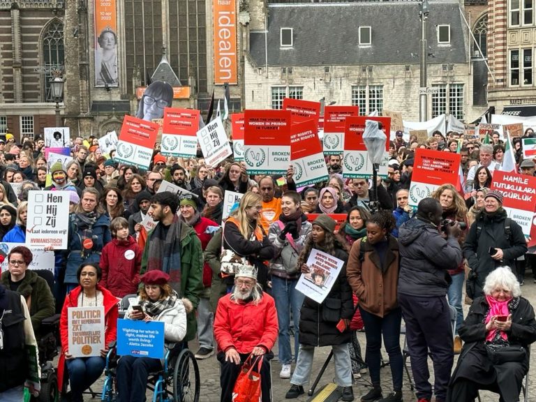 Amsterdam’da, Türkiye’de hapisteki 13 bin kadına destek eylemi