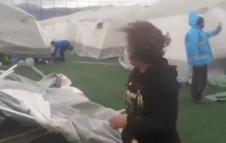 Fırtınada çadırlar uçtu, depremzedeler isyan etti